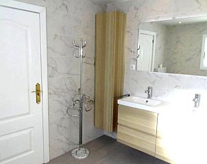 Modern bathroom in Ref:142, luxury villa with sea views in Alfaz del Pi, Costa Blanca. Stylish decoration with marble walls and large mirror.