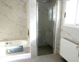 Luxury bathroom in Ref:142 villa, Alfaz del Pi, Costa Blanca. Enjoy comfort in this spacious vacation home with sea views.