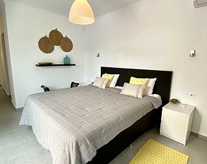 Stilvolles Schlafzimmer im Ferienhaus Casa pica Benissa, an der Costa Blanca in Spanien gelegen.