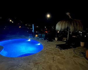 Geniet van de nachtelijke sfeer bij het verlichte zwembad van Villa Sonrisa Feliz in Benissa, Costa Blanca, vakantiehuis.