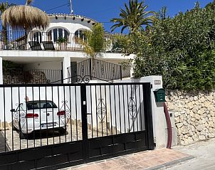 Ontdek Villa Sonrisa Feliz, een charmant vakantiehuis in Benissa, Costa Blanca, met een uitnodigend terras en mediterrane uitstraling.