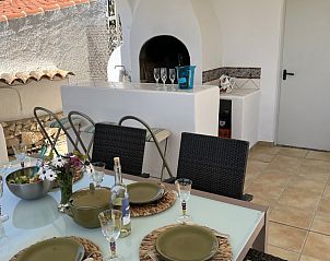 Geniet van een zonnig terras bij Villa Sonrisa Feliz, een charmant vakantiehuis in Benissa, Costa Blanca, Spanje.