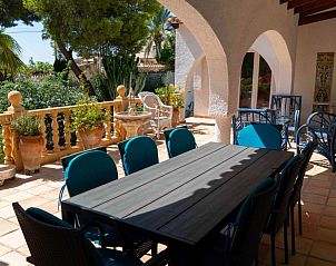 Geniet van het zonnige terras bij Casa Elefante, een vakantiehuis in Benissa, Costa Blanca, Spanje, omgeven door weelderige natuur.