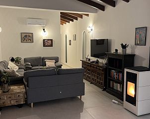Gezellige woonkamer in Casa Elefante, vakantiehuis in Benissa, Costa Blanca, Spanje, met moderne inrichting en comfortabele zithoek.