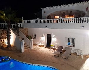 Casa Almendros in Benissa, Spanje, vakantiehuis met verlichte patio en zwembad, perfect voor een ontspannen avond.