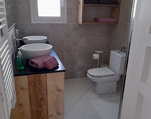 Moderne badkamer in Casa Almendros, vakantiehuis in Benissa, Costa Blanca, met stijlvolle wastafels en houten accenten.