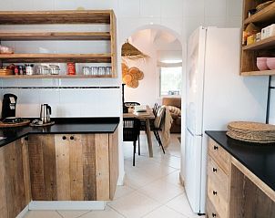 Stijlvolle keuken in Casa Almendros vakantiehuis, Benissa, Costa Blanca, met houten details en moderne inrichting.