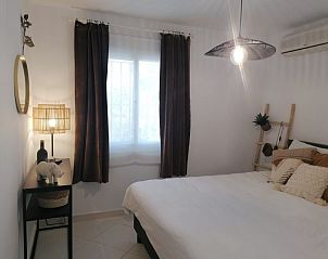 Gezellige slaapkamer in Casa Almendros, vakantiehuis in Benissa, Costa Blanca, Spanje, met moderne inrichting en warme verlichting.