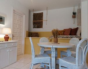 Gezellige binnenruimte van Casa Almendros vakantiehuis in Benissa, Costa Blanca, met stijlvolle inrichting en comfortabele zithoek.