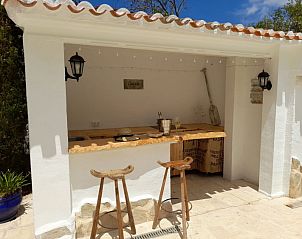 Geniet van de rustieke buitenbar bij vakantiehuis Casa Almendros in Benissa, Costa Blanca, Spanje.