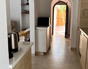 Moderne keuken in Casa Alegre Benissa, vakantiehuis in Costa Blanca, Spanje, met uitzicht op zonnige patio.