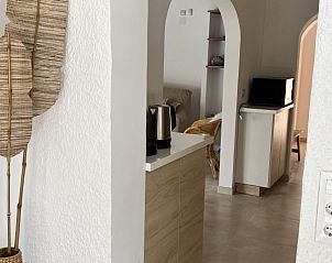 Stijlvolle binnenruimte van Casa Alegre Benissa, een vakantiehuis in Costa Blanca, Spanje, met moderne inrichting en natuurlijke accenten.