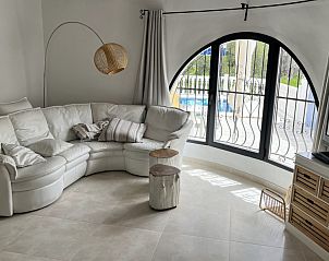 Gezellige woonkamer in Casa Alegre Benissa, een vakantiehuis aan de Costa Blanca met een comfortabele zithoek en uitzicht op de tuin.