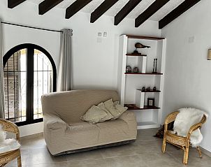 Gezellige woonkamer in Casa Alegre Benissa, een vakantiehuis in Costa Blanca, Spanje, met comfortabele zitruimte en rustieke inrichting.