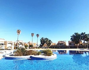 Geniet van het zwembad bij Apartment Oasis El Verger, een prachtig vakantieverblijf in El Verger, Costa Blanca, Spanje.