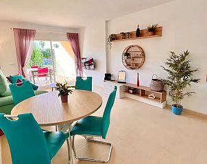 Stijlvol interieur van Apartment Oasis El Verger, een vakantieappartement in Costa Blanca, met moderne inrichting en zonnig terras.