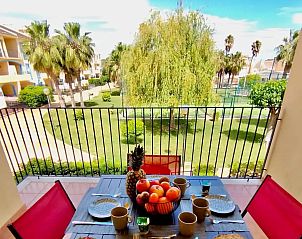 Geniet van het uitzicht op de groene tuin vanaf het terras van Apartment Oasis El Verger in Costa Blanca, Spanje.