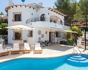 Casa Regalo in Murla, Costa Blanca biedt een luxe vakantiehuis met zwembad en zonnig terras omringd door natuur.