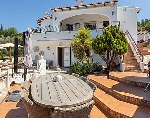 Geniet van de zonnige veranda van Casa Regalo, een charmant vakantiehuis in Murla, Costa Blanca, Spanje.