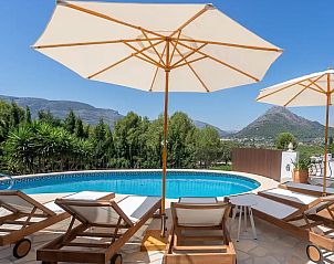 Ontspan aan het zwembad van Casa Regalo, een vakantiehuis in Murla, Costa Blanca, met prachtig uitzicht op de bergen.