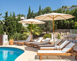 Ontspan bij het zwembad van Casa Regalo, een vakantiehuis in Murla, Costa Blanca, Spanje, omgeven door weelderige natuur.