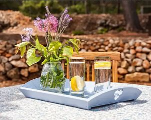 Geniet van een verfrissend drankje op het terras van Finca Lliber - Casita, vakantiehuis in Llber, Costa Blanca.