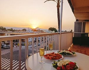 Geniet van een zonsondergang op het terras van Sunny Balcony appartement in Oliva, Costa Blanca, met uitzicht op de omgeving.