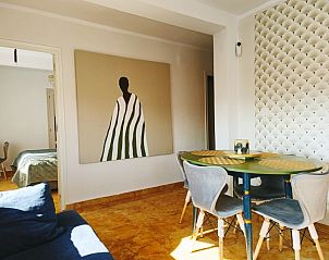 Gezellige woonkamer in Sunny Balcony appartement, Oliva, Costa Blanca met kunst aan de muur en moderne inrichting.