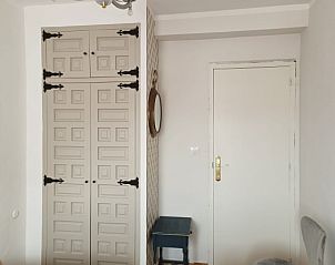 Gezellige slaapkamer in Sunny Balcony appartement, Oliva, met rustiek interieur en comfortabele inrichting aan de Costa Blanca.