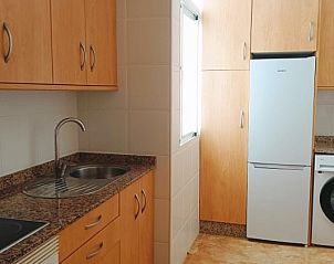 Moderne keuken in Sunny Balcony appartement, Oliva, Costa Blanca met houten kasten en granieten aanrecht.