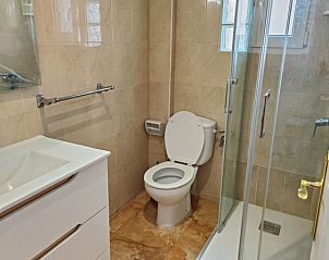 Moderne badkamer in Sunny Balcony appartement, Oliva, Costa Blanca, Spanje met douche en wastafel.