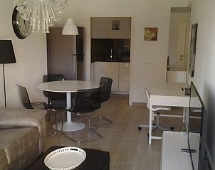 Stijlvolle woonkamer in appartement Apolo 14, Calpe, Costa Blanca, Spanje met moderne inrichting en comfortabele zitruimte.