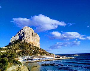 Adembenemend uitzicht op de kust bij Apolo 14 appartement in Calpe, Costa Blanca, met iconische rotsformatie en blauwe zee.
