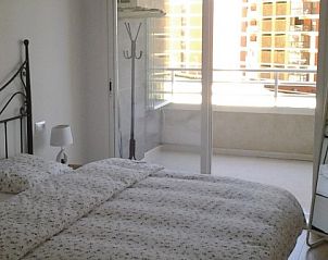 Gezellige slaapkamer in Apolo 14 appartement, Calpe, Costa Blanca, met toegang tot zonnig balkon.