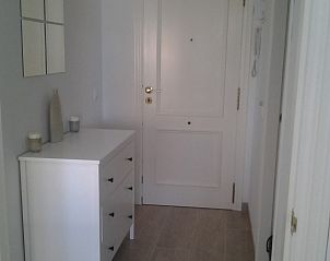 Ingang van appartement Apolo 14 in Calpe, Costa Blanca, Spanje met stijlvolle moderne inrichting.