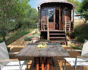 Geniet van de rust bij Can Llus - El Rodamon in Cistella, Costa Brava. Unieke glamping lodge met sfeervol terras.