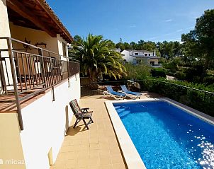 Geniet van de zon op het terras van Casa de Mama, een vakantiehuis in L'Estartit, Costa Brava met privzwembad.
