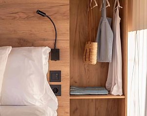 Gemtliches Schlafzimmer im Glamping Couple in Santa Cristina d'Aro mit Holzinterieur und modernen Details fr einen entspannten Aufenthalt.