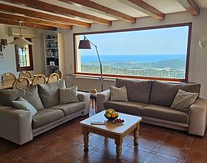Gezellige woonkamer van Casa Felina Mas Nou 518 met panoramisch uitzicht op Platja d'Aro, Costa Brava, Spanje.