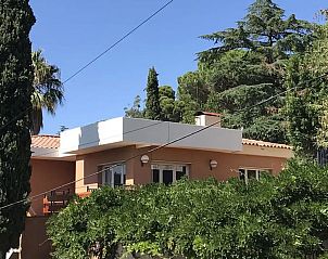 Casa Llorer 9, een vakantiehuis in Platja d'Aro, Costa Brava, omringd door groene natuur en mediterrane charme.