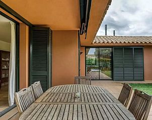 Geniet van de rust op het terras van Villa Josi Torremirona Resort, een charmant vakantiehuis in Navata, Costa Brava, Spanje.