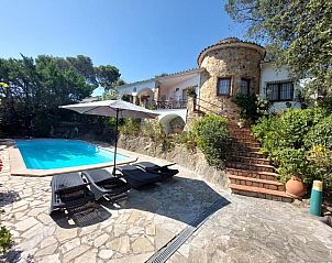 Entspannen Sie sich am Pool von P-450 Casa Luna, einem charmanten Ferienhaus in Playa de Pals, Costa Brava, umgeben von grner Natur.