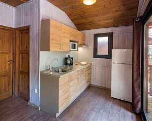 Moderne keuken in Camping Solmar - XALET, vakantiehuis in Blanes, Costa Brava, Spanje.