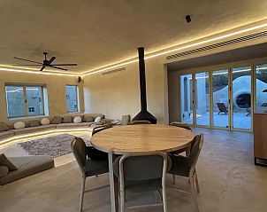 Stijlvolle woonkamer van LEONE HUIS vakantiehuis in Barbate, Costa de la Luz, met moderne inrichting en ruime zithoek.
