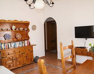 Gezellige woonkamer in Apartamento Caracola, Chipiona, Costa de la Luz, met rustieke inrichting en comfortabele sfeer.