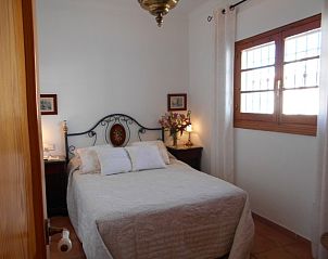 Sfeervolle slaapkamer in Apartamento Caracola, Chipiona, perfect voor een ontspannen verblijf aan de Costa de la Luz.