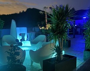 Casa Frutales relax resort in Simat de Valldigna, Spanje, biedt een sfeervol verlicht terras voor een ontspannen avond onder de sterren.