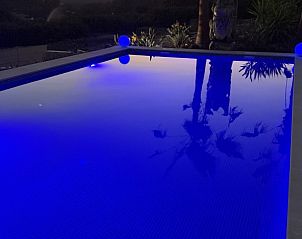 Geniet van de avondrust bij het verlichte zwembad van Casa Frutales relax resort in Simat de Valldigna, Costa de Valencia.