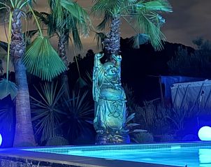 Casa Frutales relax resort in Simat de Valldigna, Spanje, biedt een verlichte tuin met zwembad voor een magische vakantiesfeer.