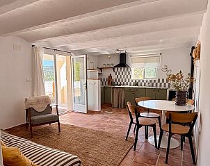 Gezellige woonkamer in Vakantiehuis in Salem, Costa de Valencia, Spanje met open keuken en uitzicht op de natuur.